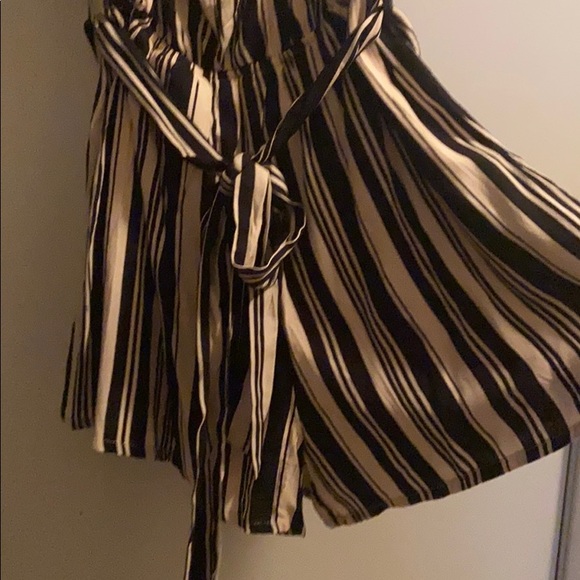 small striped romper has a bow that can be removed - Picture 3 of 3